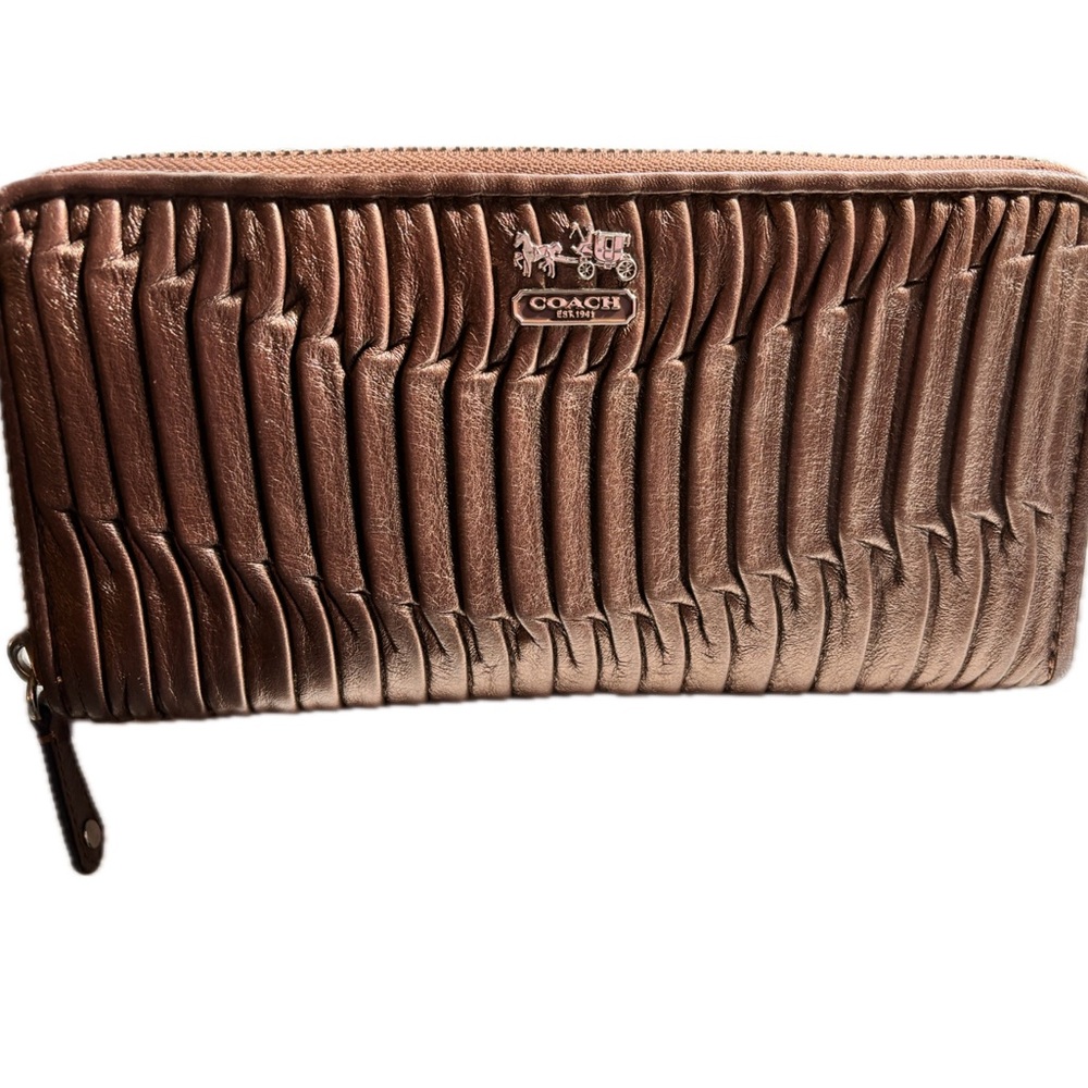 Bronze Coach pin tuck envelope wallet UEC. Plenty of card slots. GORGEOUS!
